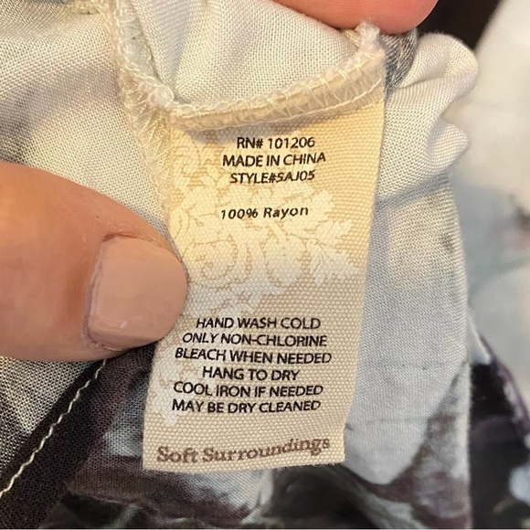 Soft Surroundings Large Bold Floral Print Button Front Shirt Size 1X - Picture 5 of 7